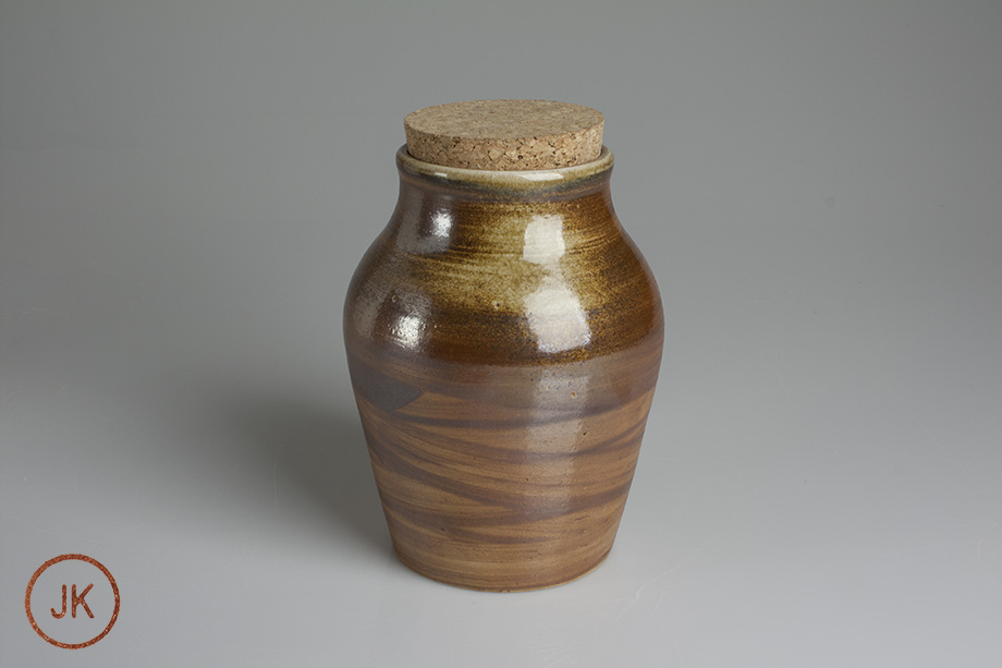 Burk med korklock anagama